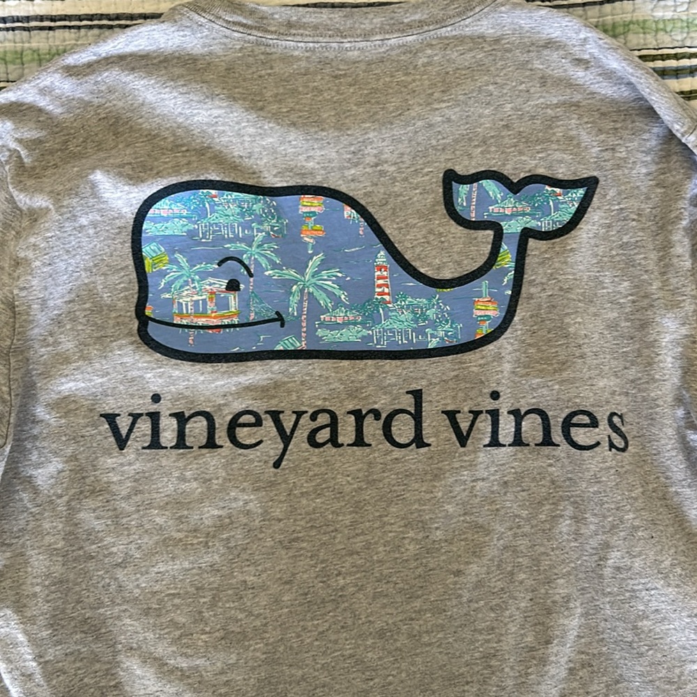 Vineyard Vines Men’s long sleeve gray T-shirt with tropical whale. XS.